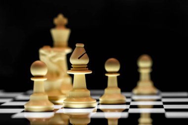 Yansıtıcı ayna yüzeyindeki siyah arkaplanı olan satranç taşlarını kapat