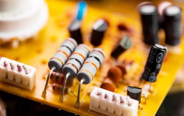 Eski PC devre kartındaki bileşenleri ve mikroçipleri kapat.