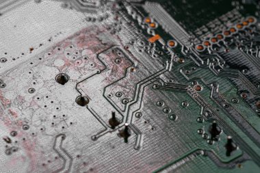 Modem yönlendiricisinin PC devre kartındaki yazdırılmış kabloları kapat