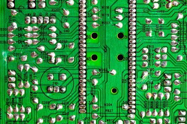 Eski yeşil PC devre kartındaki yazdırılmış kabloları kapat..