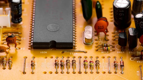 Makro Zbliżenie Podzespołów Mikroprocesorów Starej Płytce Drukowanej — Zdjęcie stockowe