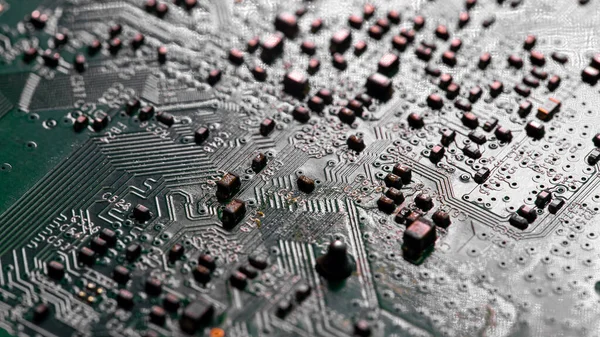 Modem yönlendiricisinin PC devre kartındaki yazdırılmış kabloları kapat