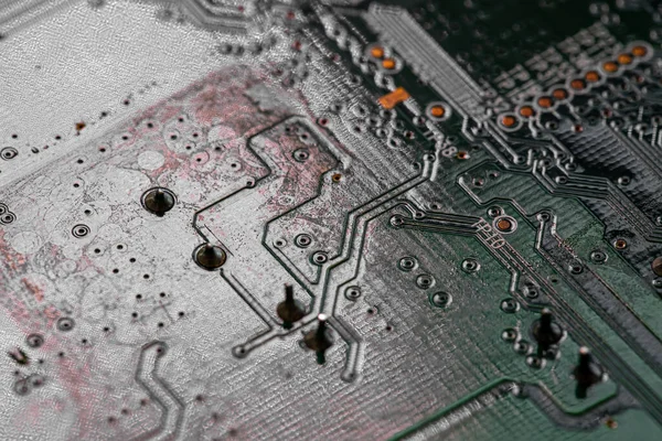 Modem yönlendiricisinin PC devre kartındaki yazdırılmış kabloları kapat