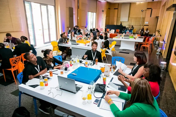 Johannesburg, Güney Afrika - 24 Şubat 2014: Çeşitli Kolej öğrencileri bir işletme liderlik atölyesine katılıyor