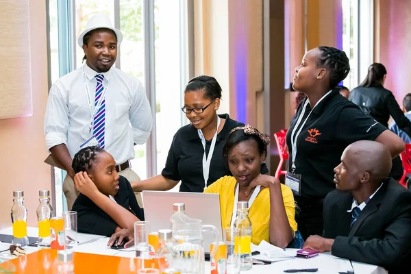 Johannesburg, Güney Afrika - 24 Şubat 2014: Çeşitli Kolej öğrencileri bir işletme liderlik atölyesine katılıyor