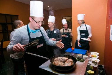 Johannesburg, Güney Afrika - 31 Ağustos 2014: Ekip oluşturma kursunda çeşitli kişiler