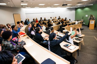 Johannesburg, Güney Afrika - 20 Kasım 2014: Üniversite Konferans Salonu 'nda konferansa katılan çeşitli öğrenciler