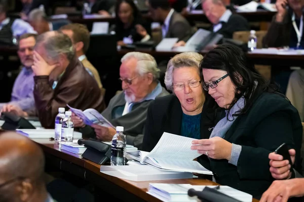 Johannesburg, Güney Afrika - 30 Mayıs 2014: Konferans salonunda AGM toplantısına katılan delegeler