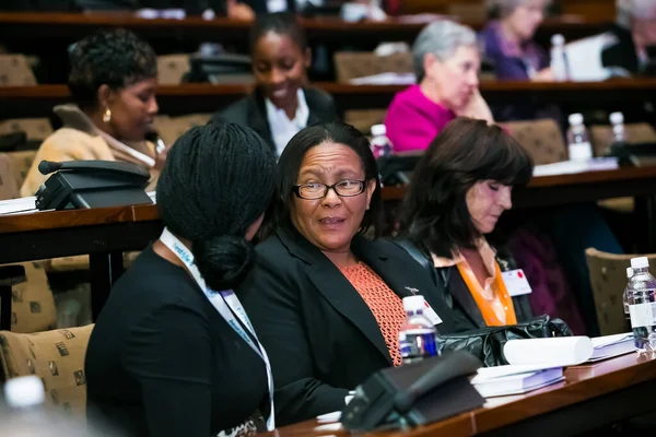 Johannesburg, Güney Afrika - 30 Mayıs 2014: Konferans salonunda AGM toplantısına katılan delegeler