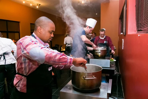 Johannesburg, Güney Afrika - 31 Ağustos 2014: Ekip oluşturma kursunda çeşitli kişiler