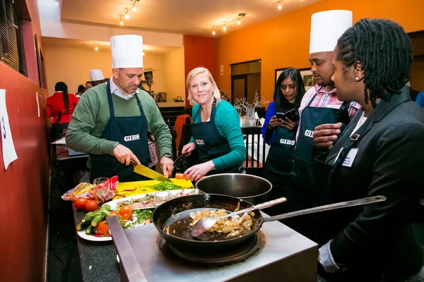 Johannesburg, Güney Afrika - 31 Ağustos 2014: Ekip oluşturma kursunda çeşitli kişiler