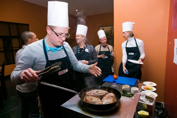 Johannesburg, Güney Afrika - 31 Ağustos 2014: Ekip oluşturma kursunda çeşitli kişiler