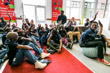 Johannesburg, Güney Afrika - 7 Ekim 2015: Üniversite öğrencileri bir atölyeye katılıyor
