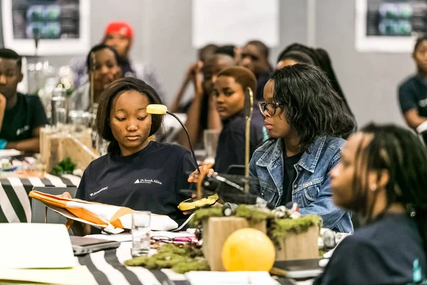 Johannesburg, Güney Afrika - 7 Ekim 2015: Üniversite öğrencileri bir atölyeye katılıyor