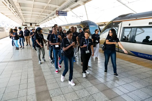 Johannesburg, Güney Afrika - 7 Ekim 2015: Tren istasyonunda üniversite öğrencileri