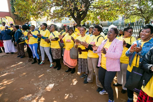 Johannesburg Südafrika Mai 2016 Afrikanische Gemeindemitglieder Vor Dem Rathaus — Stockfoto