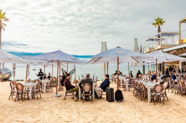 Cape Town, Güney Afrika - 12 Mayıs 2022: Grand Africa Cafe and Beachfront bar and restaurant