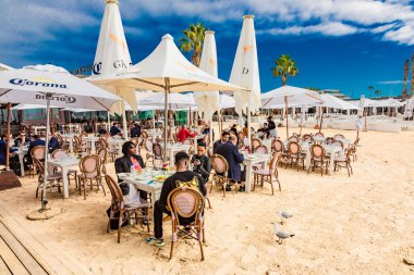Cape Town, Güney Afrika - 12 Mayıs 2022: Grand Africa Cafe and Beachfront bar and restaurant