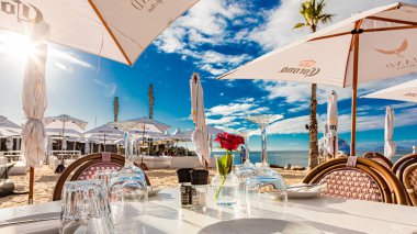 Cape Town, Güney Afrika - 12 Mayıs 2022: Grand Africa Cafe ve Beach Bar restoranında masa kurulumu