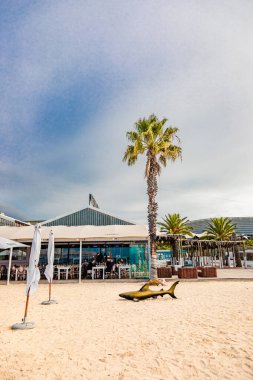 Cape Town, Güney Afrika - 12 Mayıs 2022: Grand Africa Cafe and Beachfront bar and restaurant