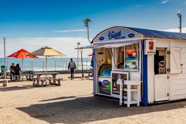 Cape Town, Güney Afrika - 12 Mayıs 2022: Sea Point sahilinde açık hava gıda kamyonu işi