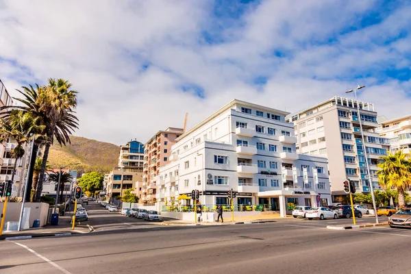 Cape Town, Güney Afrika - 12 Mayıs 2022 Deniz Noktası Sahili Bulvarı 'ndaki Kafe Kafe 