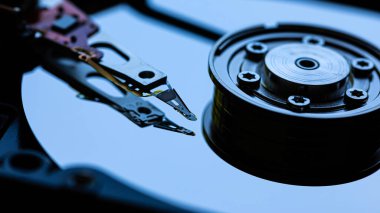 Macro, manyetik sabit disk sürücüsünün içine ayna yüzeyi ile yaklaş ve yazar başını oku