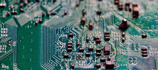 Modem yönlendiricisinin PC devre kartındaki yazdırılmış kabloları kapat