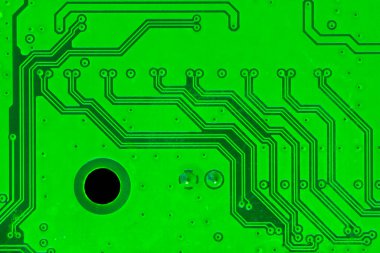 Yeşil PC devre kartındaki yazdırılmış kabloları kapat