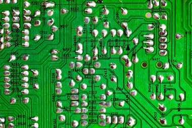 Eski yeşil PC devre kartındaki yazdırılmış kabloları kapat..