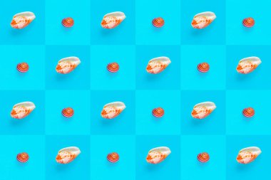 Damalı mavi arkaplan üzerindeki deniz kabuklarının düz duvar kağıdı arkaplan resmi