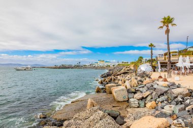 Cape Town, Güney Afrika - 12 Mayıs 2022: Table Bay 'de deniz kenarında boş bir tekne