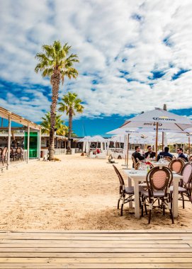 Cape Town, Güney Afrika - 12 Mayıs 2022: Grand Africa Cafe and Beachfront bar and restaurant