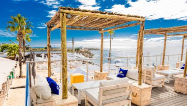 Cape Town, Güney Afrika - 12 Mayıs 2022: Grand Africa Cafe ve Beachfront bar ve restoranında güverte