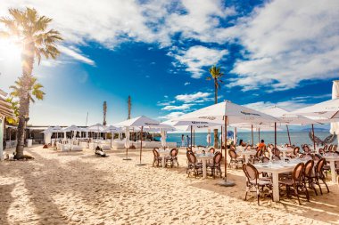 Cape Town, Güney Afrika - 12 Mayıs 2022: Grand Africa Cafe and Beachfront bar and restaurant