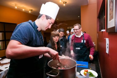 Johannesburg, Güney Afrika - 31 Ağustos 2014: Ekip oluşturma kursunda çeşitli kişiler