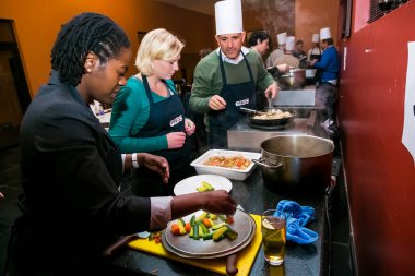 Johannesburg, Güney Afrika - 31 Ağustos 2014: Ekip oluşturma kursunda çeşitli kişiler