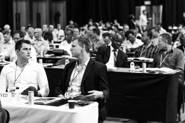Johannesburg, Güney Afrika - 22 Ekim 2014: Büyük konferans salonunda bir satış toplantısına katılan delegeler 