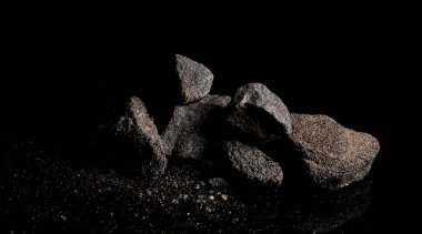 Macro, siyah yansıtıcı arka planda izole edilmiş hammadde platin ve krom kaplama kaya görüntüsünü kapat