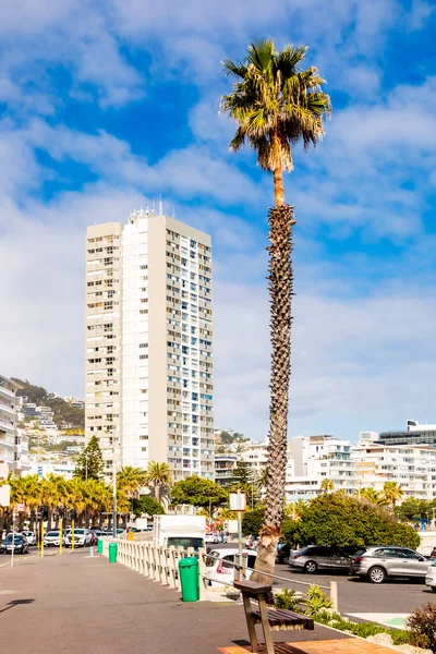 Cape Town, Güney Afrika - 12 Mayıs 2022: Sea Point caddesi ihlali