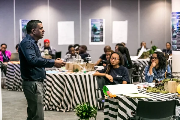 Johannesburg, Güney Afrika - 7 Ekim 2015: Üniversite öğrencileri bir atölyeye katılıyor