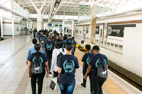 Johannesburg, Güney Afrika - 7 Ekim 2015: Tren istasyonunda üniversite öğrencileri