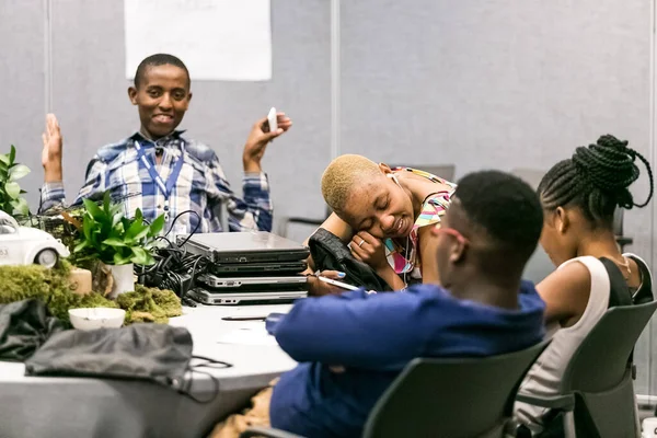 Johannesburg, Güney Afrika - 7 Ekim 2015: Üniversite öğrencileri bir atölyeye katılıyor