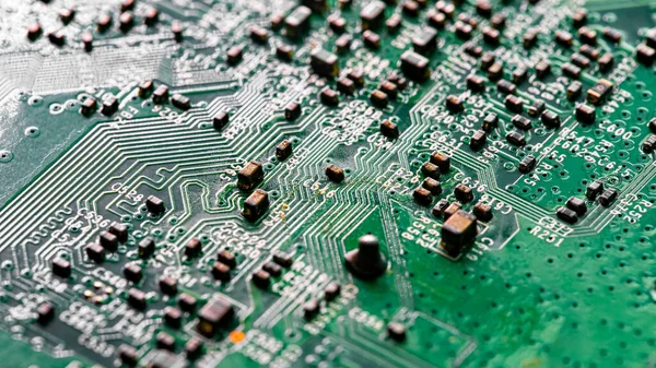 Modem yönlendiricisinin PC devre kartındaki yazdırılmış kabloları kapat