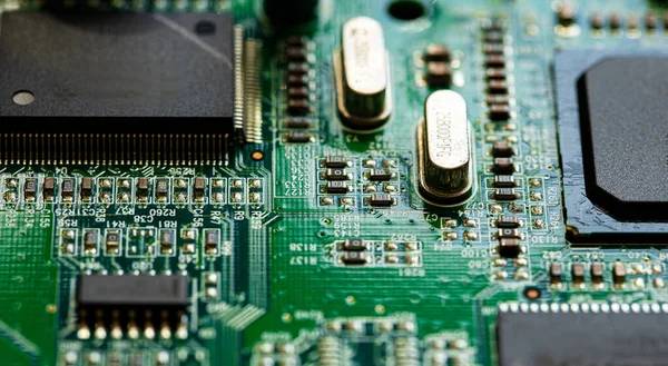 Modem yönlendiricisinin PC devre kartındaki bileşenleri ve mikroçipleri kapat