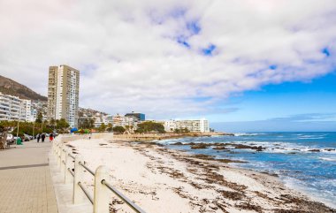 Cape Town Güney Afrika 'nın Atlantik kıyısındaki Sea Point gezinti alanı