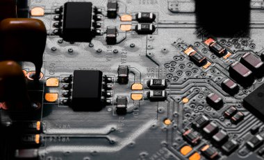 PC devre kartındaki bileşenleri ve mikroçipleri kapat
