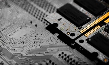 Bilgisayar RAM çipini kapat; PC ana kartı için rastgele erişim bellek çipi yuvası