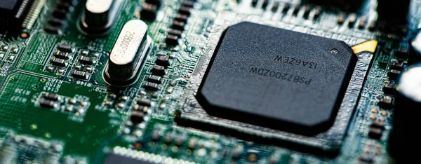 Modem yönlendiricisinin PC devre kartındaki bileşenleri ve mikroçipleri kapat