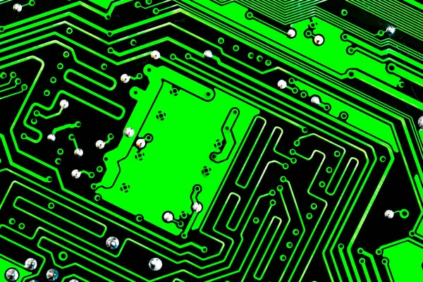 Yeşil PC devre kartındaki yazdırılmış kabloları kapat